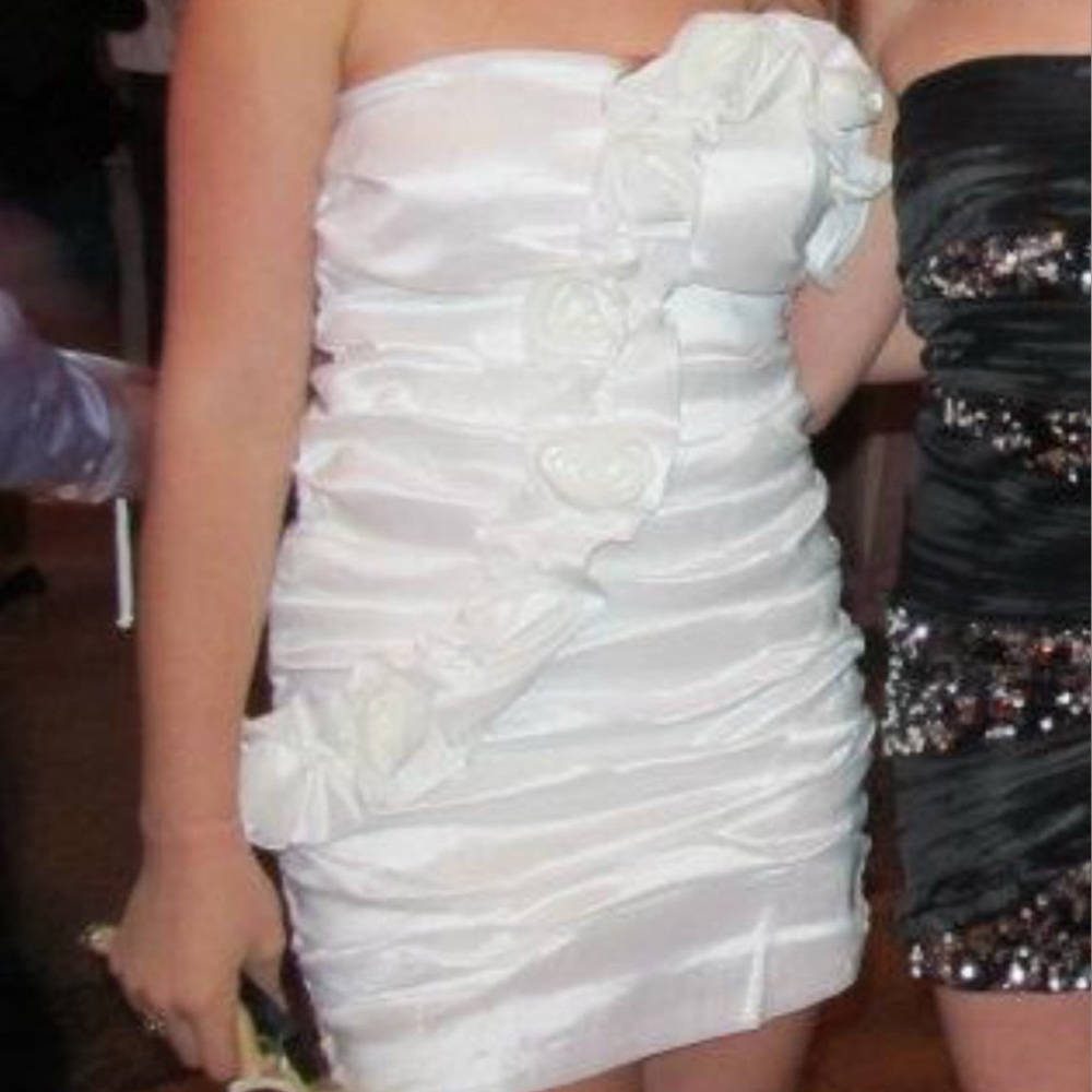 Elegant White Strapless Dress with Floral Detail